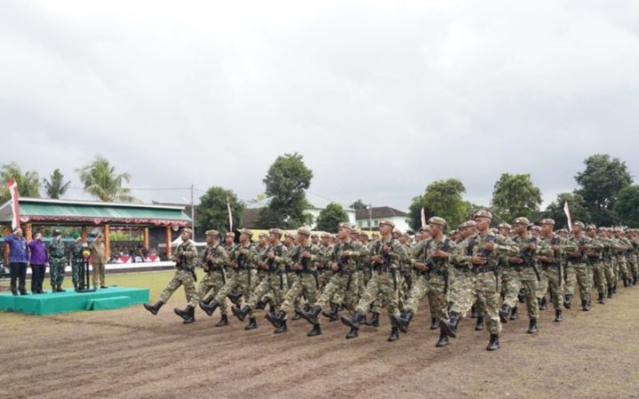 Parade 500 personel Komponen Cadangan Kodam IX/Udayana yang menyelesaikan Latihan Dasar Militer (Latsarmil) untuk ikut serta menjadi bagian dari Komponen Cadangan Pertahanan Negara di Rindam IX/Udayana, Kediri, Tabanan, Senin (31/7). (foto: ant)