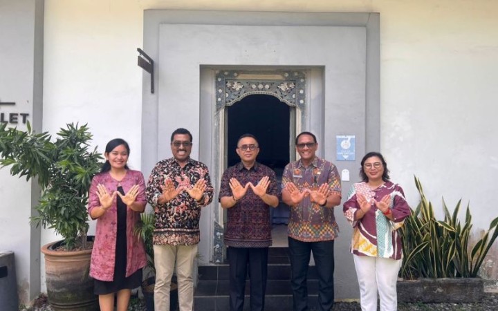 Wali Kota Denpasar I Gusti Ngurah Jaya Negara bersama jajaran Dinas Kesehatan Kota Denpasar dan pihak Save the Children Indonesia untuk World Mosquito Program di Denpasar (foto: gemabali/antara)