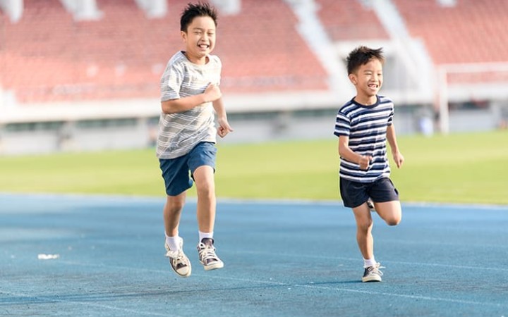 Ilustrasi - dua orang anak yang sedang berlomba lari sebagai salah satu langkah pola hidup sehat guna mencegah terjadinya diabetes tipe 2 pada usia dini. (gemapos/Halodoc)