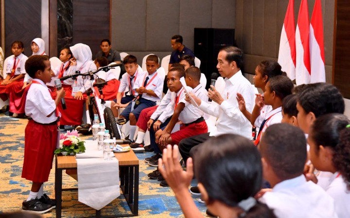 Presiden Jokowi bertemu dengan sejumlah pelajar SD dan SMP di Ballroom Padaido Swiss-Belhotel, Kabupaten Biak Numfor, Provinsi Papua, pada Rabu (22/11/2023).  (gemapos/Sekretariatpresiden)