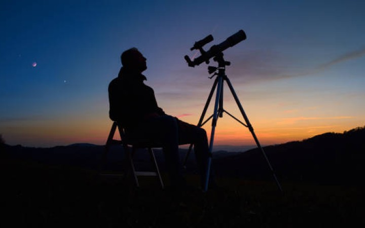 Ilustrasi- Astronom melihat langit berbintang (foto: gemapos/istock)