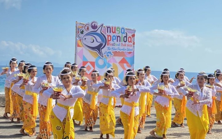 Sejumlah warga Desa Pakraman Batununggul menarikan tari pendet pasepan saat pembukaan Nusa Penida Festival 2023 di Klungkung, Bali, Kamis (5/10/2023). 9foto: gemabali/ antara)