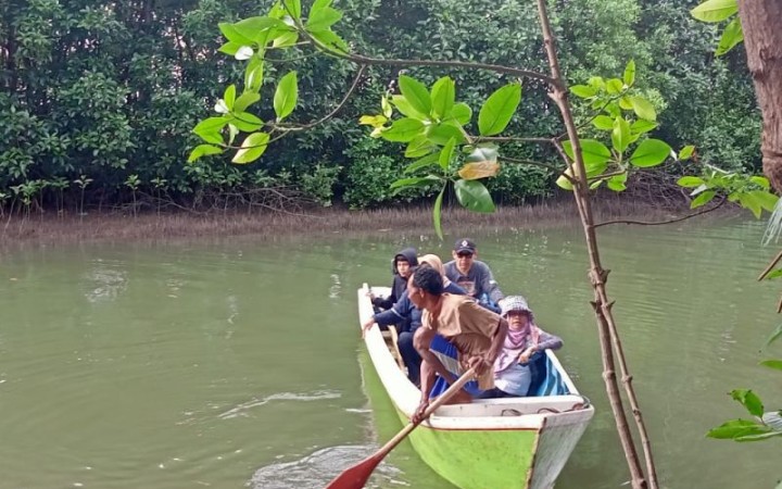 Suasana pengunjung menikmati pemandangan di kawasan mangrove Dusun Borongkalukua, Desa Bontosunggu, Kecamatan Maros Baru, Kabupaten Maros, Sulsel, Sabtu (24/6/2023)