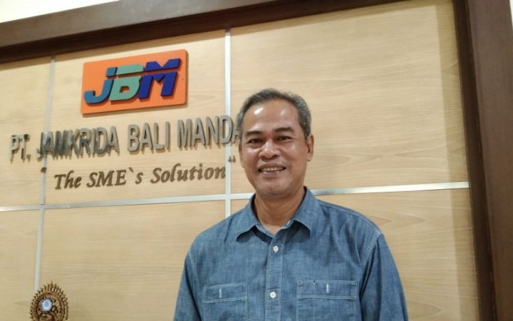 Direktur Jamkrida Bali I Ketut Indra Satya Dharma Putra diwawancarai wartawan terkait potensi penjaminan kredit di Denpasar, Bali (foto:ant)