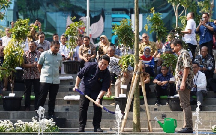 Menteri Badan Usaha Milik Negara (BUMN) Erick Thohir saat menanam pohon untuk gerakan "Gotong Royong Boyong Pohon" di Kantor Kementerian BUMN, Jakarta, Rabu (27/9/2023). (foto:gemapos/BUMN)