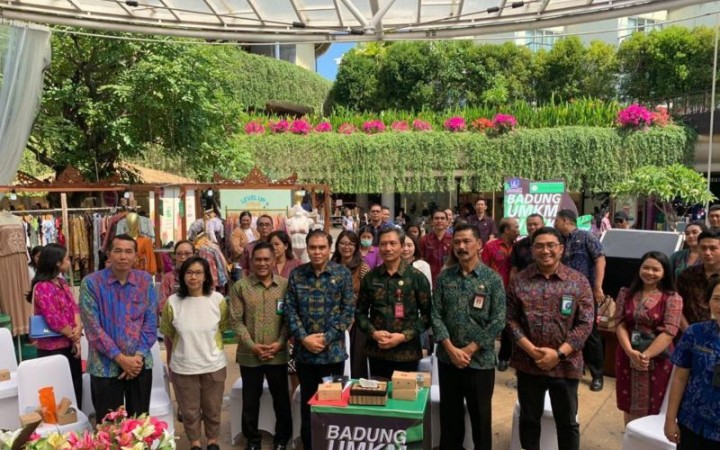Kepala Dinas Koperasi, UMKM, dan Perdagangan (DiskopUKMP) Made Widiana berpose bersama dengan pelaku Usaha Mikro Kecil dan Menengah (UMKM) pada Badung UMKM Week 2023 di kawasan pariwisata Kuta, Badung, Bali, Rabu (foto: gemabali/ antara)