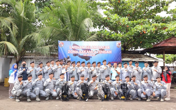 Latihan selam dasar bagi 25 personel Zona Bakamla Tengah Tahun 2024 di Pantai Firdaus, Kema, Minahasa Utara, pada Selasa (11/6/2024). (gemapos/Bakamla RI)