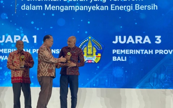 Kepala Dinas Ketenagakerjaan dan ESDM Provinsi Bali Ida Bagus Setiawan menerima penghargaan untuk juara tiga dalam upaya kampanye energi bersih di Kota Denpasar, Minggu (22/10/2023). (foto: gemabali/ antara)