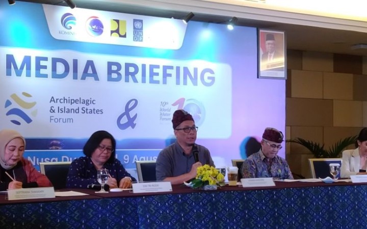 Direktur Jenderal Informasi dan Komunikasi Publik Kementerian Komunikasi dan Informatika (Kemenkominfo) Usman Kansong (tengah) menjelaskan persiapan KTT AIS dan Forum Air Dunia (WWF) (foto: ant)