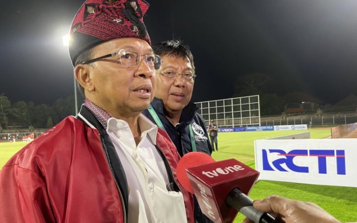 Gubernur Bali Wayan Koster saat diwawancara mengenai Piala Dunia U17 di Denpasar, Rabu (9/8/2023). (foto: ant)