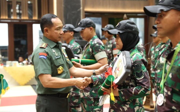 Panglima TNI Jenderal TNI Agus Subiyanto juga memberikan piagam penghargaan kepada anggota Kontingen Petembak TNI AD (foto: gemapos/dispenad)