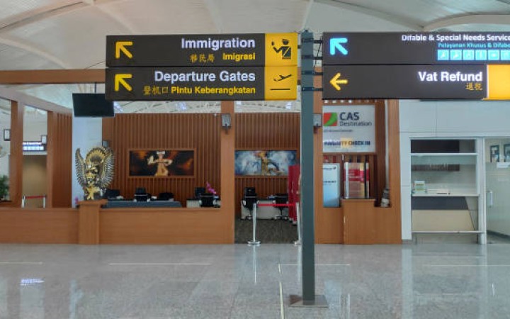 Tanda gerbang keberangkatan di Bandara Ngurah Rai di Bali (foto: gemabali/ istock)