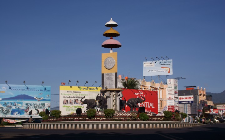 Ilustrasi- Bundaran Tugu Adipura Bandar Lampung sebagai ikon kebanggaan masyarakat kota setempat. (foto:gemapos/wikipedia)