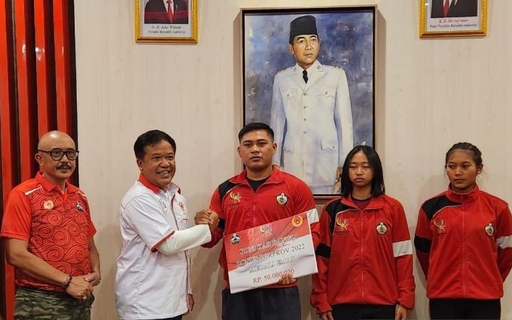 Bupati Bangli Sang Nyoman Sedana Arta menyerahkan bonus secara simbolis kepada para atlet berprestasi dalam ajang Porprov Bali XV Tahun 2022, di Bangli, Bali, Jumat (27/10/2023). (foto: gemabali/ antara)