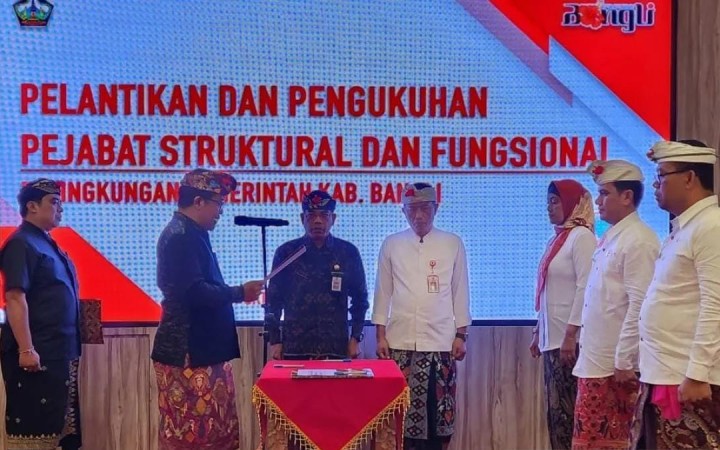 Bupati Bangli Sang Nyoman Sedana melantik dan mengukuhkan sejumlah pejabat struktural dan fungsional (foto: gemabali/ humasbangli)