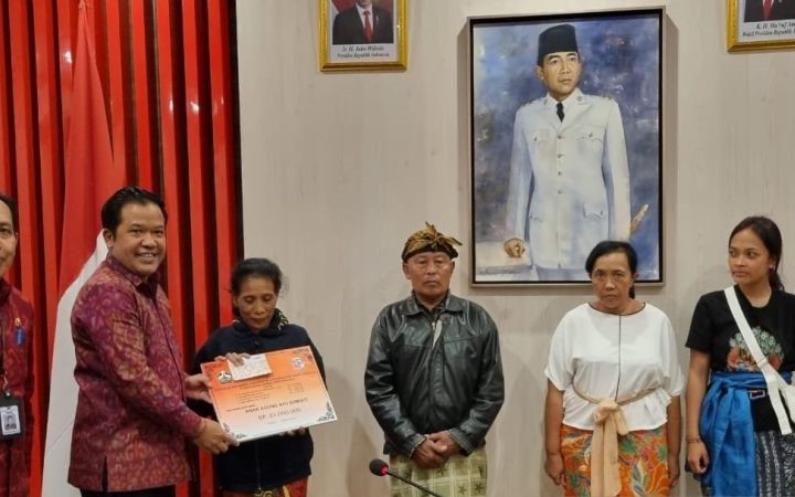 Bupati Bangli Sang Nyoman Sedana Arta menyerahkan bantuan dana kepada para korban tanah longsor di Banjar Brahmana Bukit (foto: gemabali/ antara)