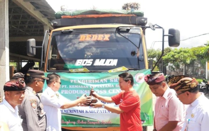 Bupati Klungkung I Nyoman Suwirta bersama Kajari Klungkung Lapatawe B Hamka memecahkan kendi menandai pelepasan 17 ton RDF di Semarapura, Klungkung, Kamis (foto; ant)
