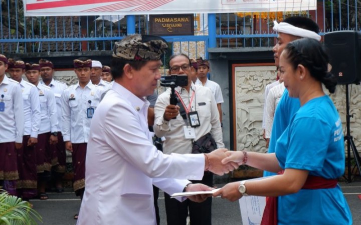 Bupati Klungkung I Nyoman Suwirta (kiri) saat memberikan remisi secara simbolis kepada perwakilan narapidana di Lembaga Pemasyarakan Kelas II B Klungkung setelah merayakan HUT kr-78 Kemerdekaan RI (foto: ant)