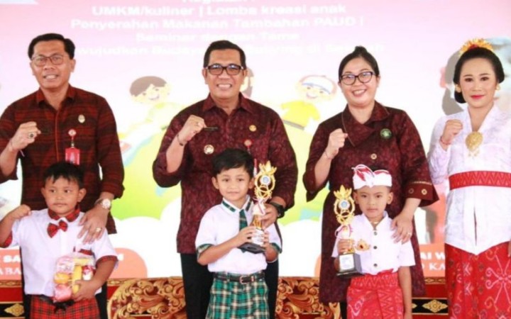 Bupati Tabanan I Komang Gede Sanjaya (tengah) berpose bersama dengan anak-anak usai memberikan hadiah pada peringatan Hari Anak Nasional di Tabanan, Bali, Senin (24/7/2023).(foto: ant)