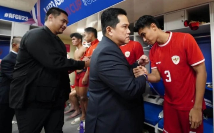 Ketua Umum PSSI Erick Thohir (kedua kanan) bersama Menteri Pemuda dan Olahraga Dito Arotedjo menyalami para pemain Timnas Indonesia U-23 usai laga melawan Uzbekistan pada babak semifinal Piala Asia U-23 2024 di Qatar, Senin (29/4/2024). (foto: gemapos/antara)