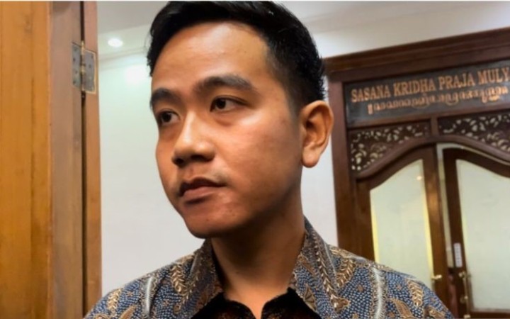 Wali Kota Surakarta Gibran Rakabuming Raka saat memberikan keterangan kepada wartawan di Kota Surakarta, Jawa Tengah, Senin (16/10/2023).