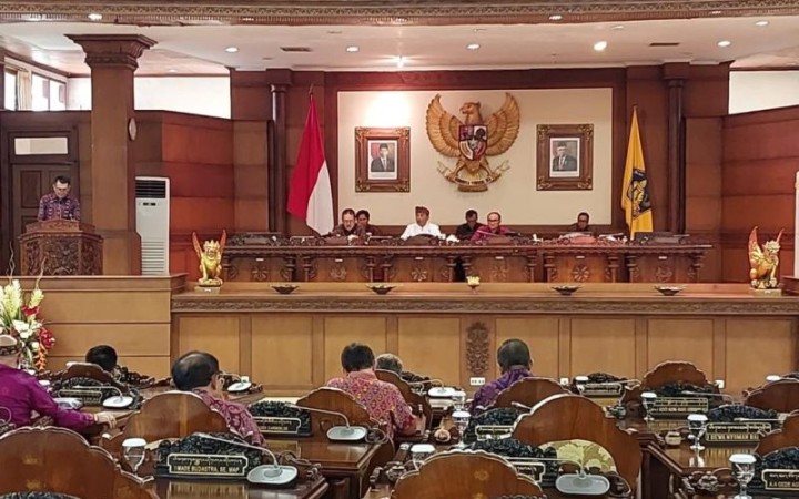 Ketua Fraksi PDI Perjuangan DPRD Provinsi Bali Dewa Made Mahayadnya dalam Sidang Paripurna DPRD Provinsi Bali di Denpasar, Selasa (18/7/2023).(foto: ant)