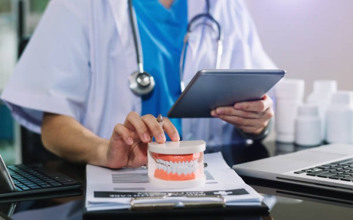 Ilustrasi: Dokter gigi menjelaskan tentang pentingnya menjaga kesehatan gigi (foto: gemabali/ istock)