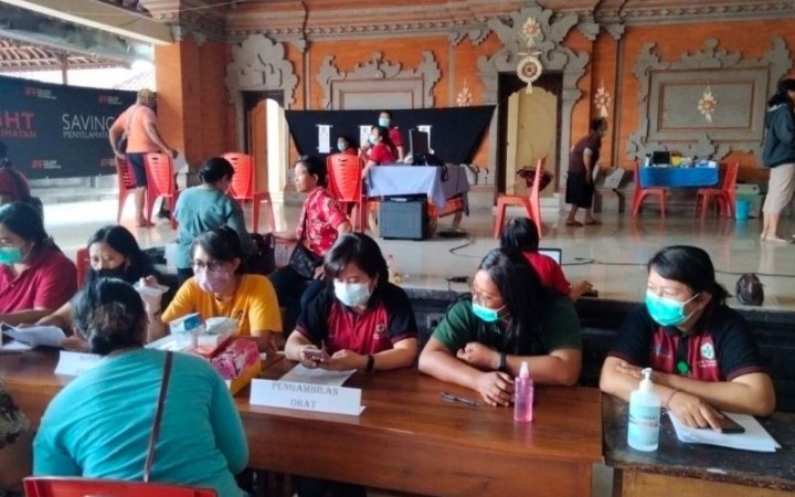 Masyarakat di Kelurahan Pedungan, saat memanfaatkan layanan safari kesehatan di Denpasar, Minggu (foto: gemapos/antara)
