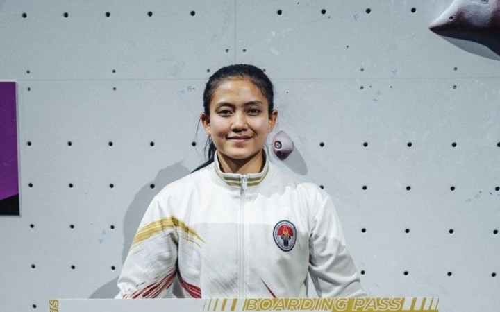 Atlet panjat tebing putri Indonesia Desak Made Rita Kusuma Dewi berfoto usai memenangi medali emas di ajang IFSC Climbing World Championship, Bern, Swiss, Kamis (10/08/2023) (gemapos/ant)