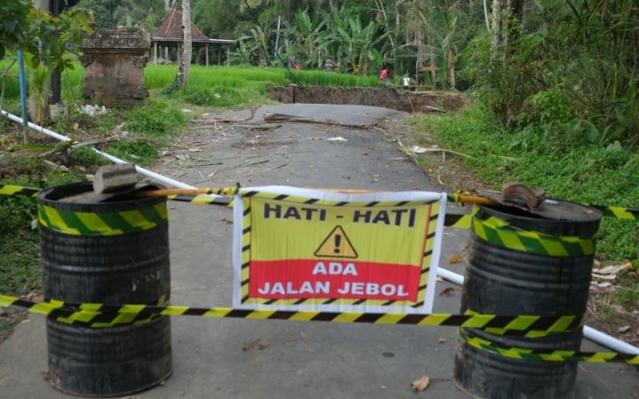 Dinas PUPR kabupaten Gianyar menutup jalan agar masyarakat tidak mendekat pada lobang yang menganga lebar akibat jebol dan longsor. Jalan yang menghubungkan antara desa Kedisan dengan Kecamatan Tegalalang (pa)