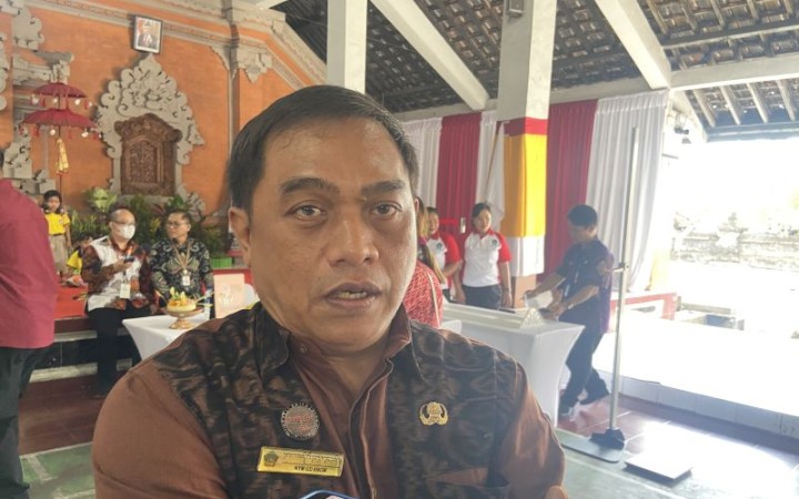 Kepala Dinas Kesehatan Bali I Nyoman Gede Anom saat diwawancara soal imunisasi HPV bagi siswi di Badung, Selasa (17/10/2023). (foto: gemabali/ antara)