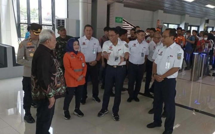 Direktur Utama PT Kereta Api Indonesia (Persero) Didiek Hartantyo (dua dari kanan) berbincang dengan Komisaris KAI Diah Natalisa dan Penjabat Sekretaris Daerah Banyumas Junaidi (kiri) di banyumas (foto; gemapos/antara)