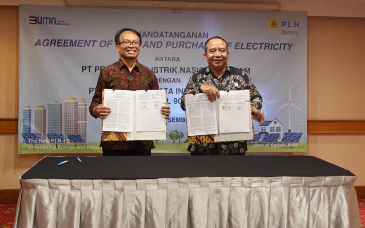 Direktur Utama NeutraDC Batam, Indrama YM Purba (kiri), bersama Direktur Utama PLN Batam, Muhammad Irwansyah Putra (kanan), melakukan penandatanganan kerja sama pengadaan pasokan energi listrik berkapasitas 90.000.000 Volt Ampere (VA) untuk Hyperscale Data Center (HDC) Batam, di Hotel Ambhara, Jakarta, Rabu, (27/12/2023). (Foto: Gemapos/Telkom)