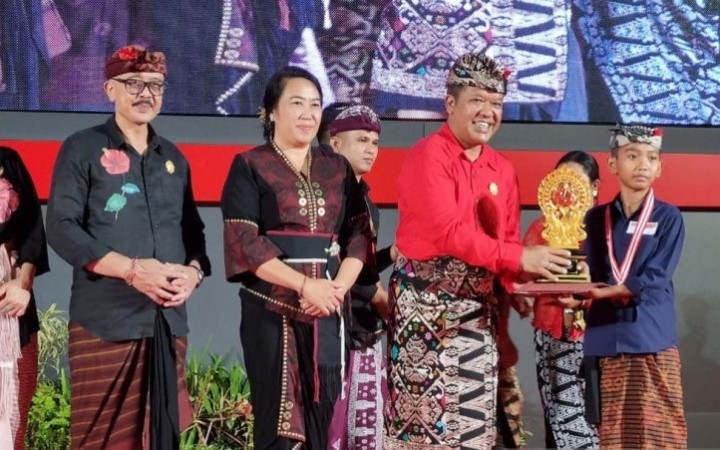 Bupati Bangli Sang Nyoman Sedana Arta menyerahkan piala dan penghargaan ke para pemenang lomba saat acara penutupan rangkaian HUT Kota Bangli