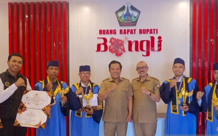 Bupati Bangli Sang Nyoman Sedana Arta (tengah) saat bertemu dengan para kepala desa dan lurah yang meraih Paralegal Justrice Award dari Kemenkumham
