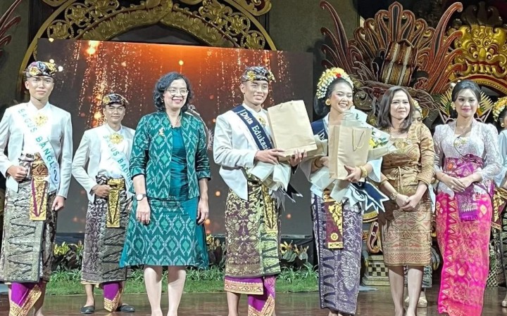 Deputi Kepala Kantor Perwakilan Bank Indonesia (KPwBI) Provinsi Bali GA Diah Utari saat berfoto bersama para finalis ajang Jegeg Bagus Bali 2023 di Denpasar (foto: gemabali/ antara)
