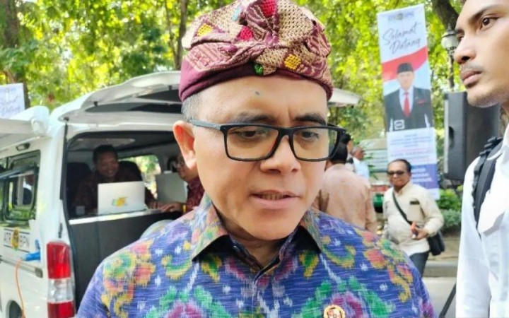 Menteri Pendayagunaan Aparatur Negara dan Reformasi Birokrasi (Menpan RB) Abdullah Azwar Anas menyampaikan keterangan kepada awak media di Denpasar, Bali pada Selasa (21/5/2024). (foto: gemapos/antara)