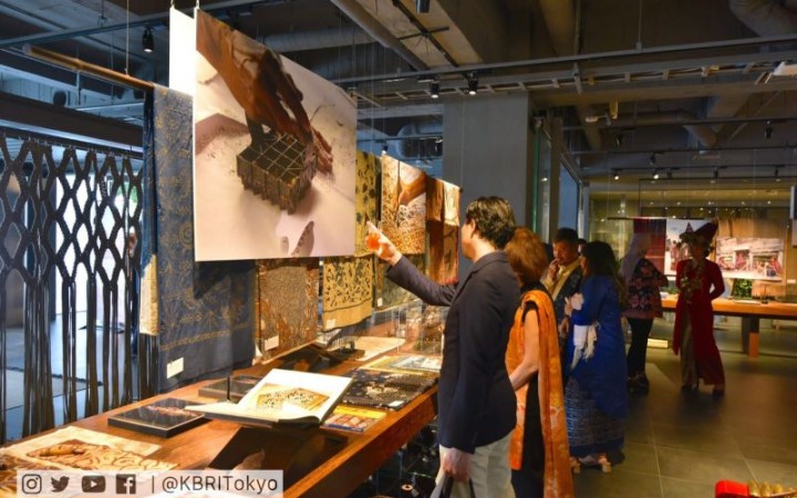 Pengunjung melihat karya seni budaya Indonesia di pameran Exploring the Beauty of Indonesia yang digelar di Tokyo, 22 Agustus hingga 1 September 2023. (foto: gemapos/antara/KBRI Tokyo)