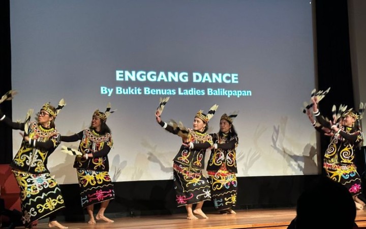 Kelompok tari Bukit Benus Ladies Balikpapan menampilkan Enggang Dance dalam acara "Indonesian Night" di Melbourne, Jumat (6/10/2023). (foto: gemapos/ antara)