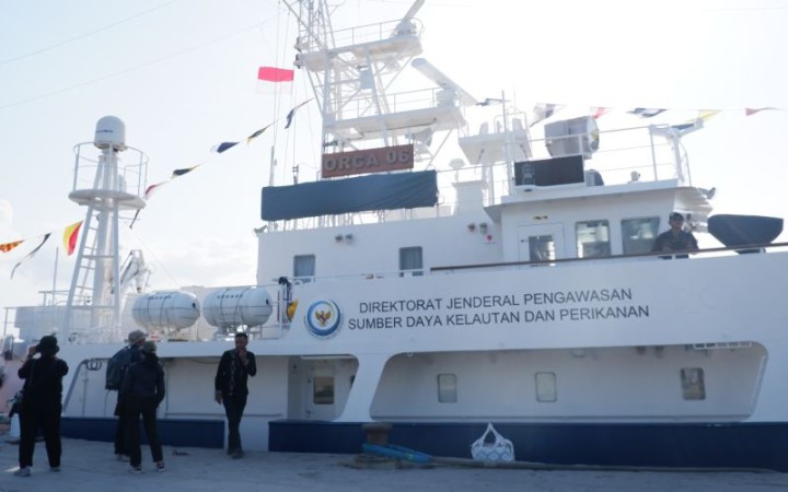 Kapal pengawas Orca 06 dibawah kendali Direktorat Jenderal Pengawasan Sumber Daya Kelautan dan Perikanan juga melakukan pengawasan di Kupang, NTT, Kamis (12/10/2023). (foto: gemapos/ antara)