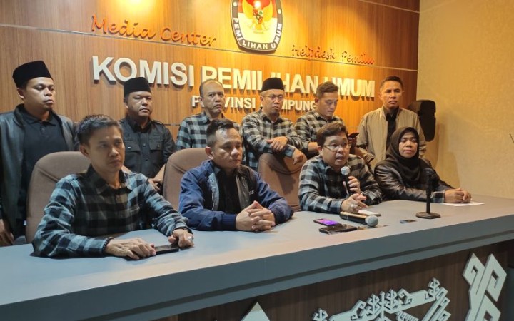 Komisioner KPU Lampung dan anggota Bawaslu Lampung saat memberikan keterangan kepada awak media. Bandarlampung, Minggu, (14/5/2023). (ant)