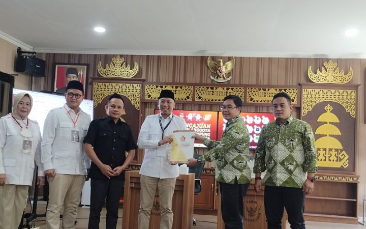 Penyerahan dokumen pengajuan dafatar bakal calon legislatif (bacaleg) oleh parpol ke KPU Lampung. (ant)