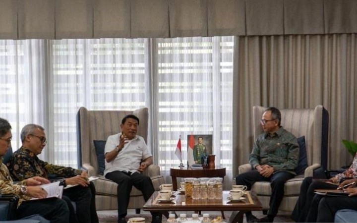 Kepala Staf Kepresienan, Jenderal TNI (Purn) Moeldoko, bertemu dengan Ketua Dewan Komisioner Otoritas Jasa Keuangan, Mahendra Siregar, di Gedung Bina Graha Jakarta, Rabu (11/10/2023). (foto: gemapos/ antara)