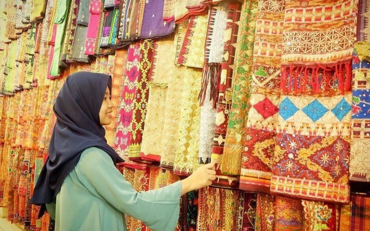 Tangkap layar - Kain Tapis hasil karya tradisional dari Provinsi Lampung, Senin (24/07/2017) (foto: gemapos/instagram @budayalampung)