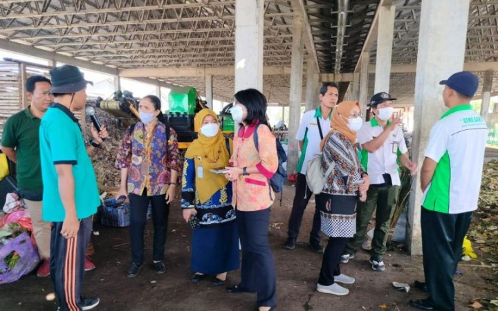 Asisten Deputi Infrastruktur Ketahanan Energi Sumber Daya Alam Sri Prastiwi Utami bersama rombongan saat mengunjungi Tempat Olah Sampah Setempat (TOSS) Center di Kabupaten Klungkung (foto: ant)