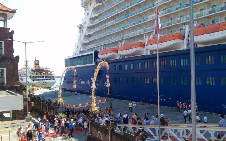 Sejumlah penumpang turun dari kapal pesiar Celebrity Solstice untuk berwisata di Pulau Dewata setelah sandar di Pelabuhan Benoa, Denpasar, Bali, Senin (30/10/2023). (foto: gemabali/ antara)