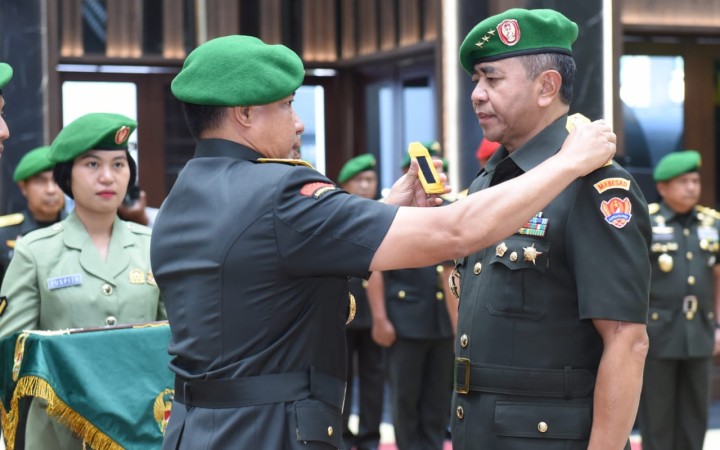 Kasad Jenderal TNI Agus Subiyanto memimpin Serah Terima Jabatan (Sertijab) Letjen TNI Arif Rahman (foto: gemapos/dispenad)