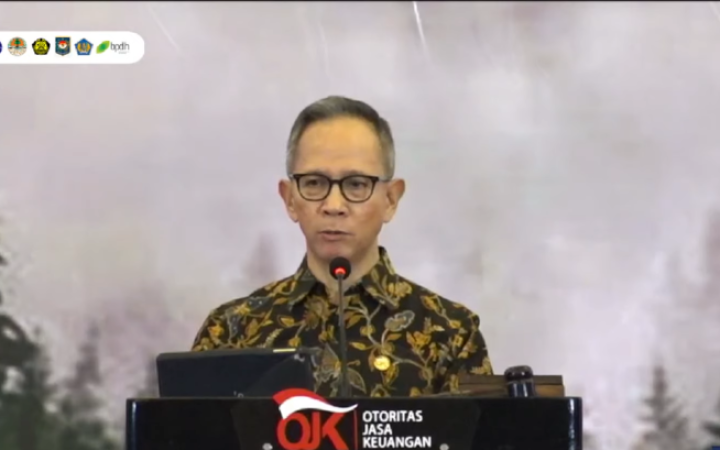 Ketua Dewan Komisioner OJK Mahendra Siregar saat menyampaikan sambutan sekaligus membuka 'Seminar Nasional Pengurangan Emisi Gas Rumah Kaca & Peluang Perdagangan Karbon di Indonesia' yang dipantau secara virtual di Jakarta (foto: gemapos/ antara)