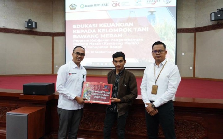 OJK Regional 8 Bali dan Nusa Tenggara bersama Tim Percepatan Akses Keuangan Daerah (TPAKD) Kabupaten Bangli saat melakukan edukasi keuangan  di Bangli (foto: gemabali/ antara)