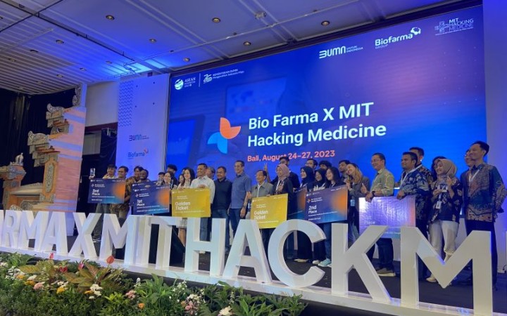 Deputi Bidang Manajemen SDM dan TI Kementerian BUMN Tedi Bharata saat menyerahkan hadiah Kompetisi Bio Farma x MIT Hacking Medicine di Badung, Bali, Minggu (gemabali/ antara)